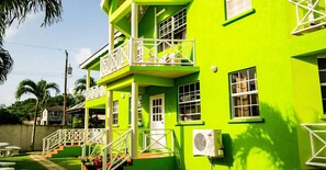 Apartamento, 2 quartos, sacada, vista para o jardim | Fachada