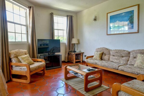 Huoneisto, 2 makuuhuonetta, parveke, näköala puutarhaan | Olohuone