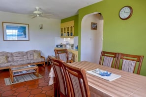 Departamento, 2 habitaciones, balcón, vista al jardín | Restaurantes