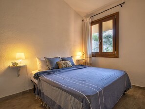 1 slaapkamer, een strijkplank/strijkijzer, reisbedje, beddengoed
