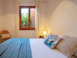 2 bedrooms, travel cot, bed sheets