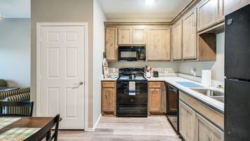 雪櫃、微波爐、焗爐、爐具