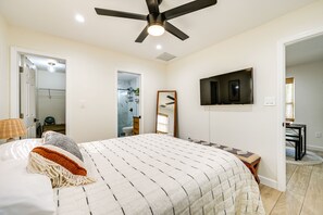1 bedroom, desk, iron/ironing board, Internet - Modern Naples Duplex Home ~ 6 Mi to Beach! (Naples)