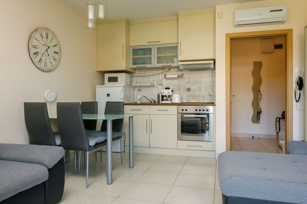 Propriété, Cabinetry, Meubles, Table, Comptoir, Chaise, Appareil De Cuisine, Design Intérieur, Architecture, Sol