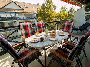 Outdoor dining - Nice apartment for 9 guests with WIFI, A/C, TV and balcony (Balatonfüred)