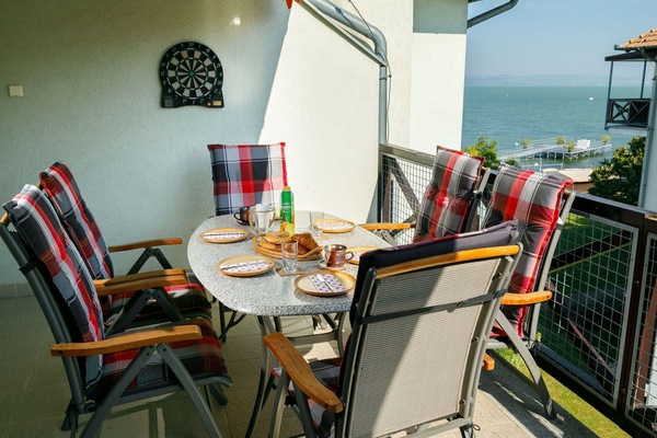Table, Propriété, Meubles, Vaisselle, Chaise, Table Cuisine Et Salle A Manger, Design Intérieur, Ventilateur De Plafond, Mobilier De Jardin, Cadre