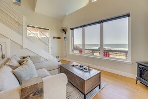 Een smart-tv, een open haard en een computerscherm