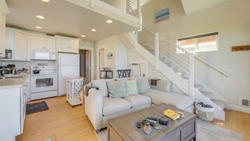 Smart TV, fireplace, computer monitors