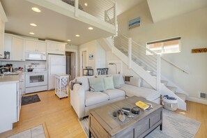 Een smart-tv, een open haard en een computerscherm