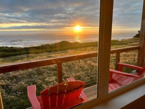 Cozy Cottage at the Beach near Yachats! Dog Friendly and Free EV Charging!