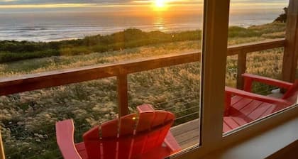 Cozy Cottage at the Beach near Yachats! Dog Friendly and Free EV Charging!