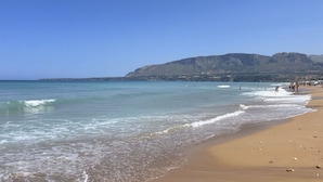 A beach with clear blue water, a sandy shore, and a mountain in the background. - Stunning  villa for 6 guests with WIFI, A/C, TV and balcony (Partinico)