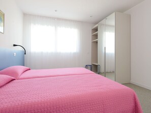 1 chambre, lit parapluie, Wi-Fi gratuit, draps fournis