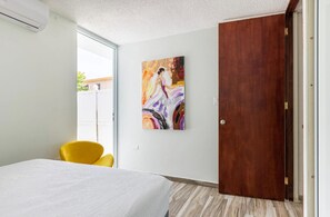 3 bedrooms, free WiFi, bed sheets - Contemporary Family-Sized Retreat: Minutes from Airport & Beaches (Carolina)