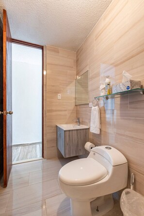 Douche, serviettes fournies, savon, shampooing