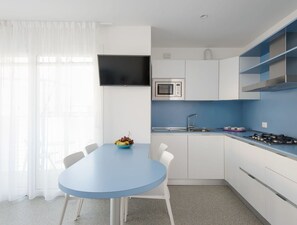 Mikrowelle, Geschirrspüler, Hochstuhl, Esstisch