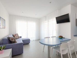 TV - Nice apartment for 6 people with WIFI, A/C, TV, balcony and pets allowed (Lignano Sabbiadoro)