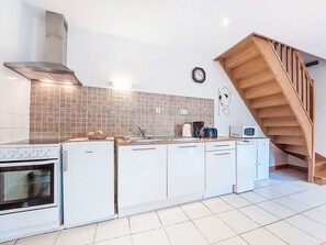 Micro-ondes, four, chaise haute