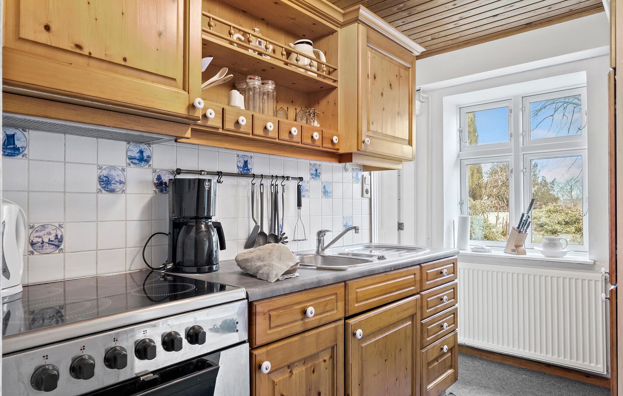 Køleskab, mikrobølgeovn, kogeplade, kaffe-/temaskine
