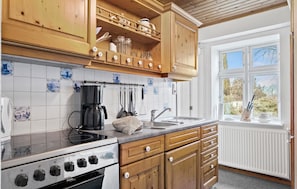 Kühlschrank, Mikrowelle, Herdplatte, Wasserkocher mit Kaffee-/Teezubehör