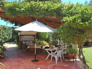 Outdoor dining - Stunning private villa for 4 people with A/C, private pool, WIFI and terrace (Syracuse)