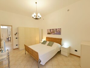 4 bedrooms, iron/ironing board, travel cot, free WiFi - Beautiful private villa for 8 people with A/C, private pool, WIFI, TV, patio and pets allowed (Floridia)