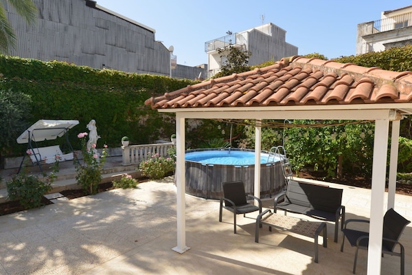 Plante, Propriété, Table, Ciel, Bâtiment, Ombre, Mobilier De Jardin, Tableau De Plein Air, Design Urbain, Immobilier
