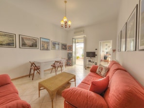 TV - Beautiful private villa for 8 people with private pool, WIFI, A/C, TV, patio and pets allowed (Floridia)