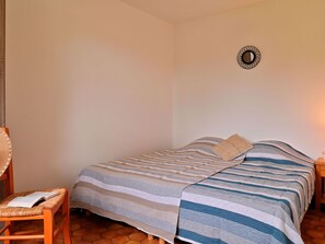 2 室のベッドルーム、WiFi (無料)、ベッドシーツ