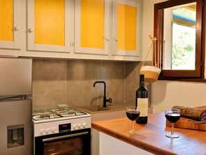 Micro-ondes, four, chaise haute