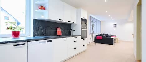 Microondas, horno y lavavajillas