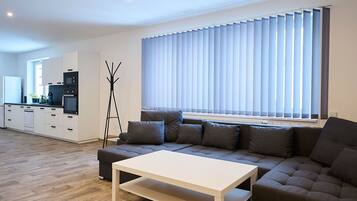 Una televisión, un futbolín