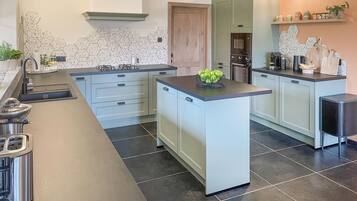 Een koelkast, een kookplaat, een vaatwasser