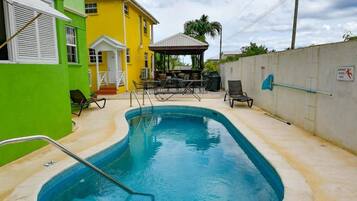 Apartemen, 3 kamar tidur, balkon, pemandangan kebun | Kolam renang | Kolam renang outdoor