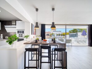 Mikrobølgeovn, ovn, oppvaskmaskin og brødrister