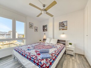 2 chambres, fer et planche à repasser, lit de bébé portatif