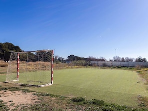 Sport court - Nice apartment for 4 guests with pool, WIFI, A/C, TV, terrace and pets allowed (Torredembarra)