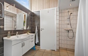 Shower - Stunning home in Frørup with kitchen (Frørup)