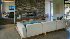 TV, lareira, videogames