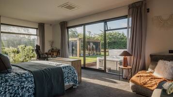 5 bedrooms, iron/ironing board, WiFi, bed sheets