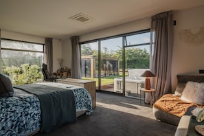 5 bedrooms, iron/ironing board, WiFi, bed sheets