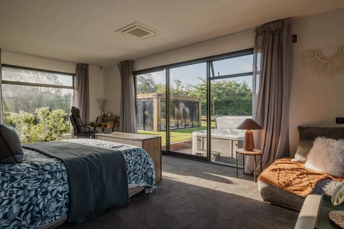 5 habitaciones, tabla de planchar con plancha, wifi y ropa de cama 