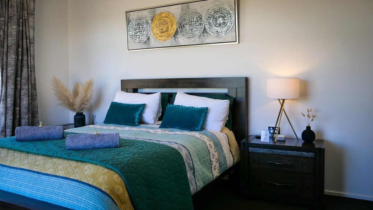 5 bedrooms, iron/ironing board, WiFi, bed sheets