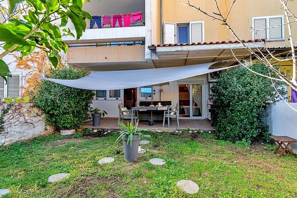 Bâtiment, Plante, Fenêtre, Végétation, Design Urbain, Maison, Herbe, Loisir, Zone Résidentielle, Immobilier
