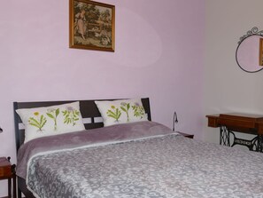 2 bedrooms, travel crib, free WiFi