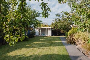 Kids playroom cottage. - Hidden Gem of Christchurch - Sleeps 12 (Christchurch)