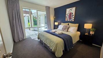 5 bedrooms, iron/ironing board, WiFi, bed sheets