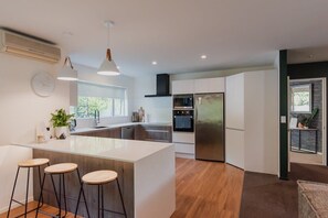 Fridge, microwave, oven, stovetop - Hidden Gem of Christchurch - Sleeps 13 (Christchurch)