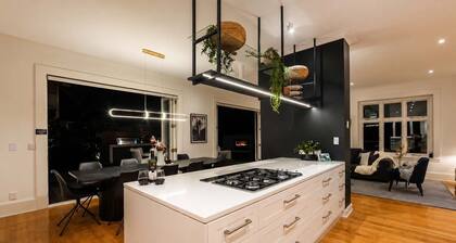 Bel Air Mansion | 6BR | Sleeps 12 | Near CBD