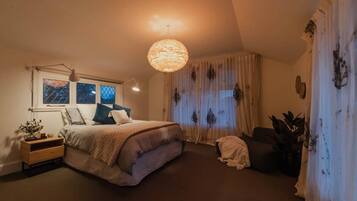6 bedrooms, iron/ironing board, WiFi, bed sheets